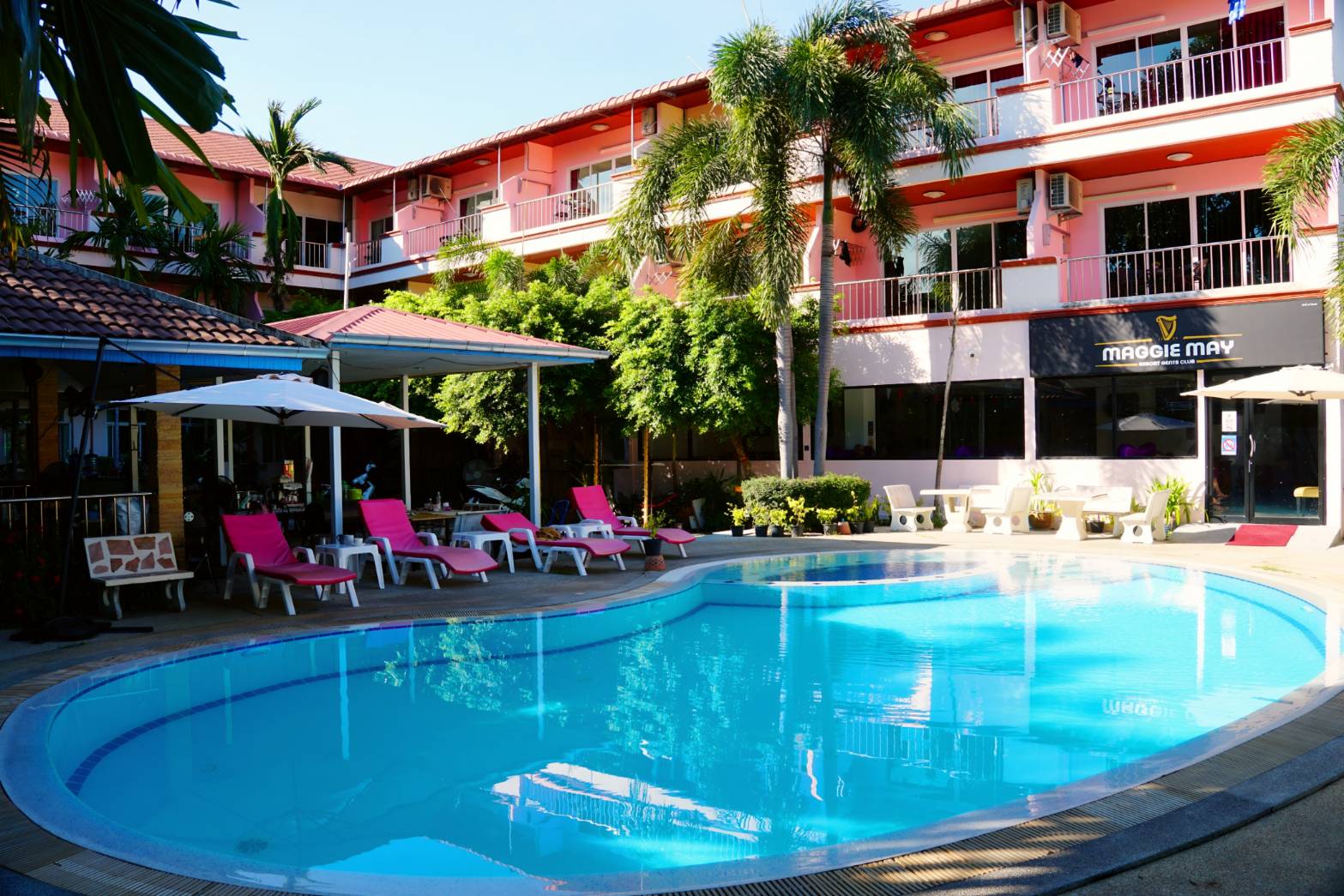 Swimming pool and accommodation at Maggie May’s Resort in Jomtien